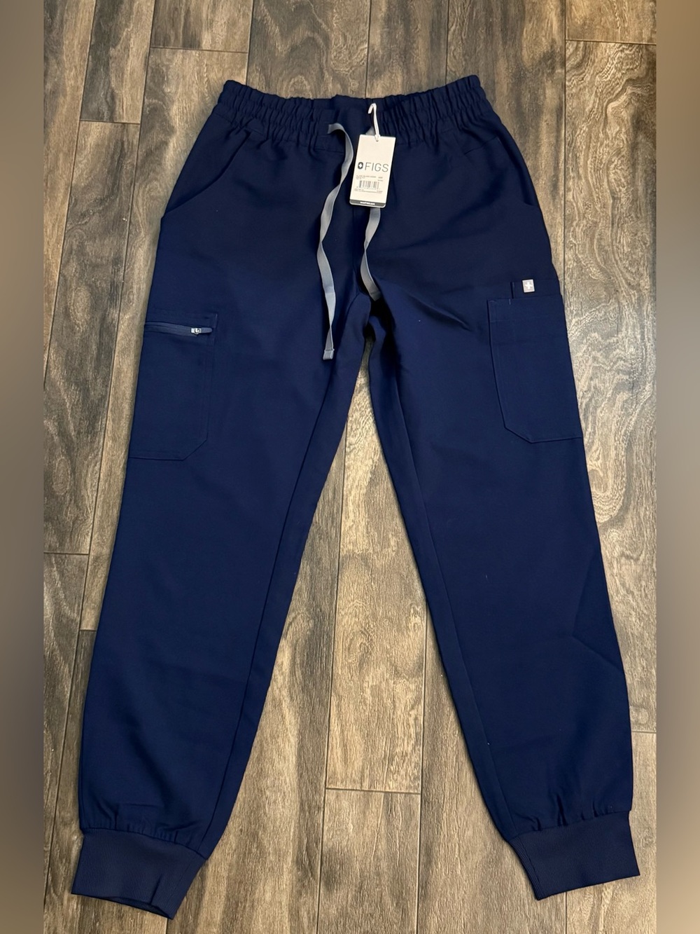 FIGS set women Navy FIGS Zamora joggers & FIGS Catarina scrub top - Picture 8 of 12